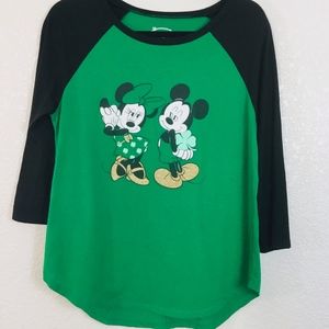 🐾 Disney Mickey & Minnie green clover top sz XL